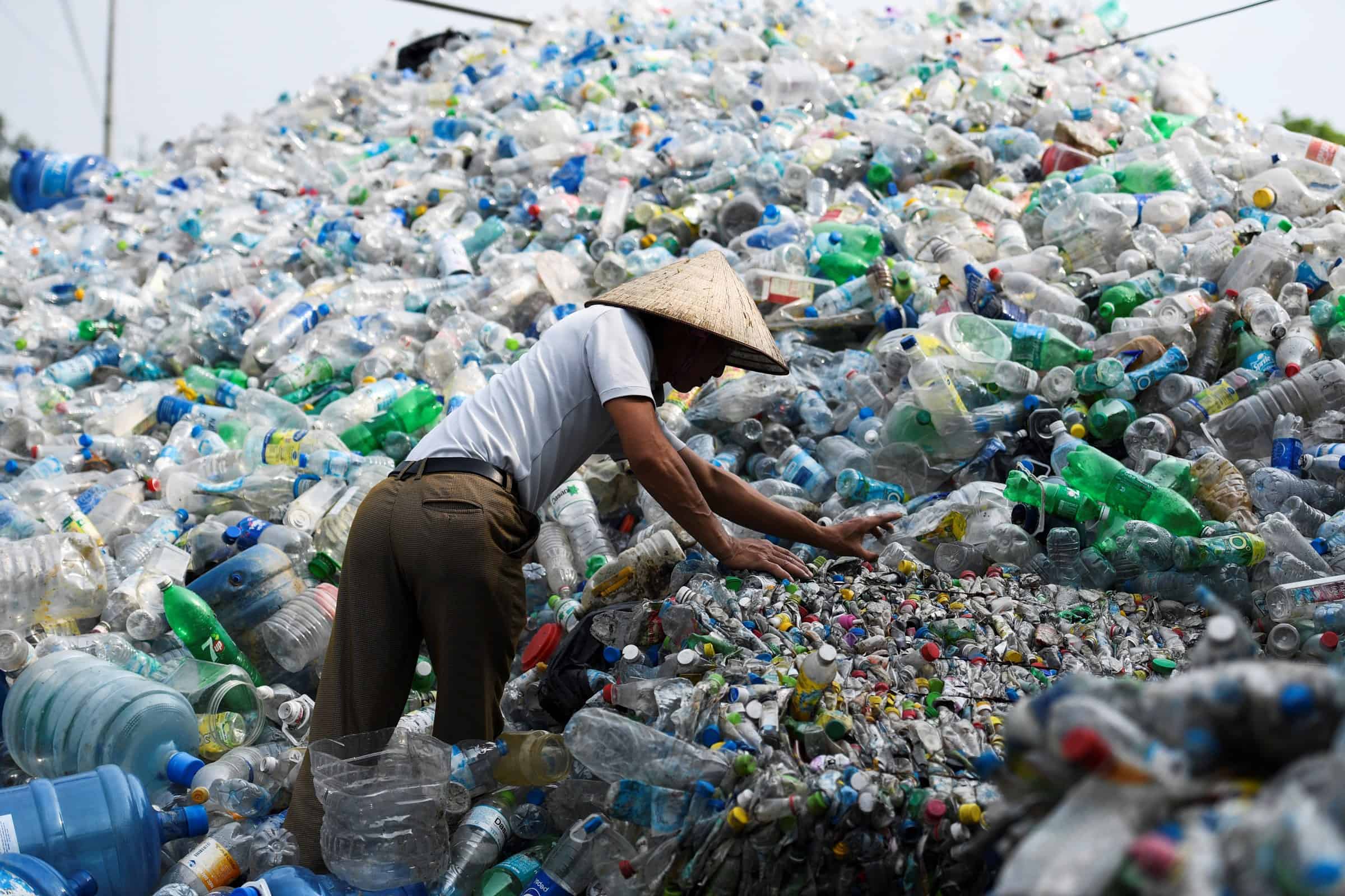 Твердые отходы экология. Пластмассовые отходы. Свалка пластиковых бутылок. Пластмасса свалка.