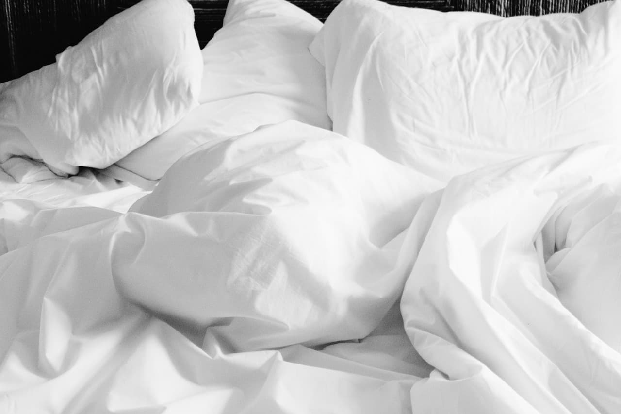 <strong>Sleep: How Much is Too Much and When Is It Not Enough?</strong> <strong>Sleep: How Much is Too Much and When Is It Not Enough?</strong>