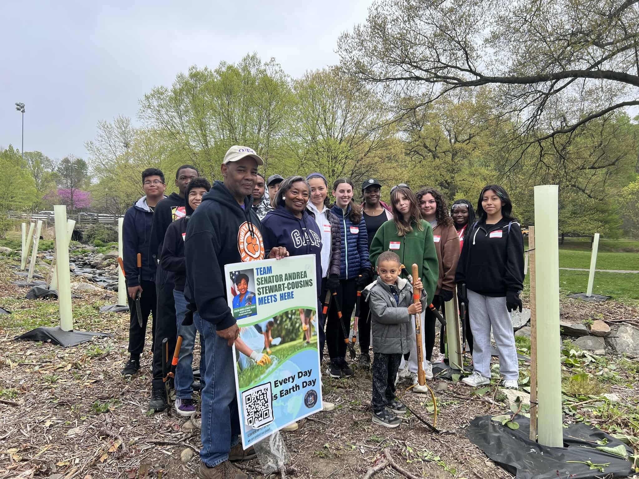 Senate Majority Leader Stewart-Cousins leads Earth Week cleanup with her Youth Advisory Council at Tibbetts Brook Park Senate Majority Leader Stewart-Cousins leads Earth Week cleanup with her Youth Advisory Council at Tibbetts Brook Park
