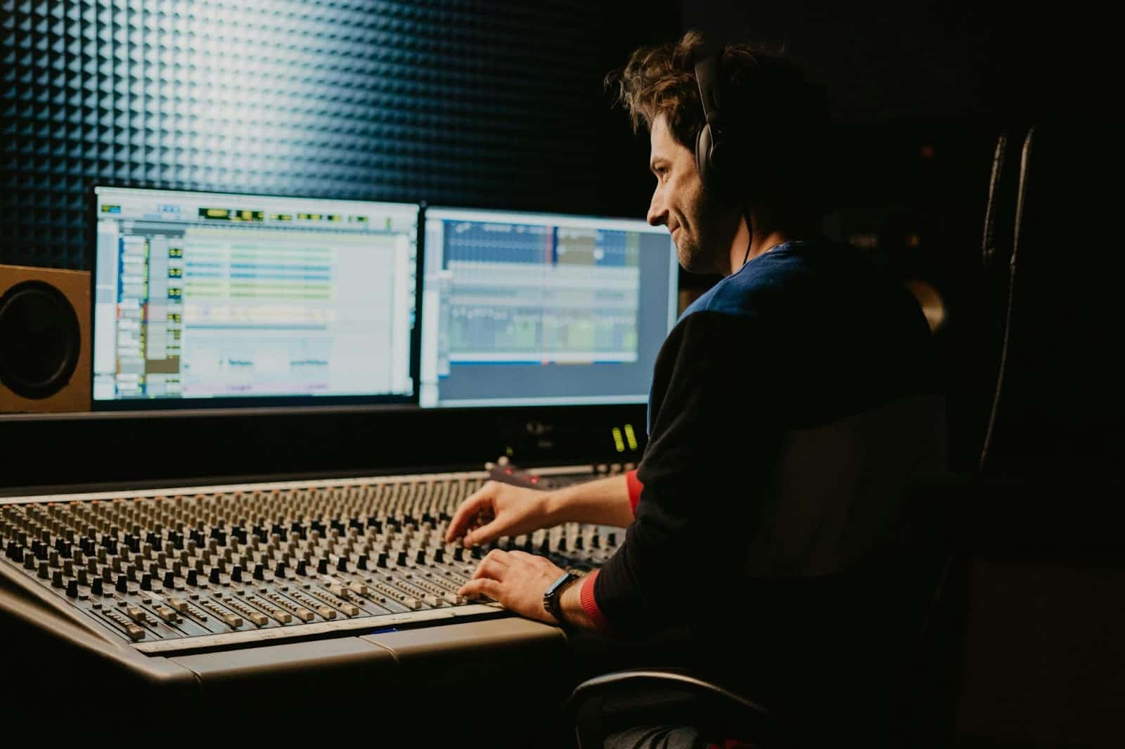 Sound Engineering Excellence: The Ultimate Guide to Broadcasting Mixers Sound Engineering Excellence: The Ultimate Guide to Broadcasting Mixers
