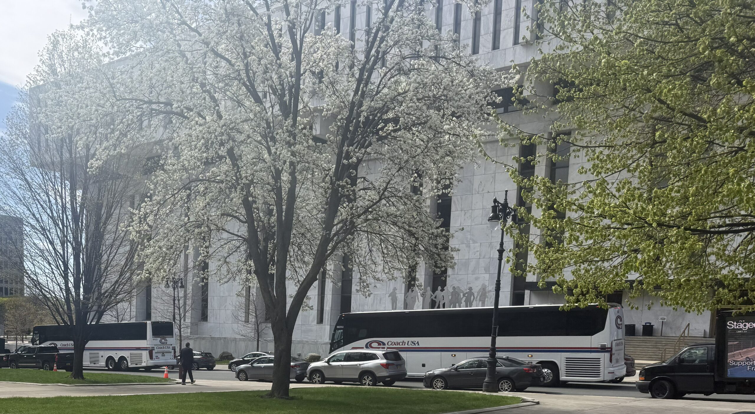 COACH USA “HONKS AROUND THE CAPITOL” TO URGE ACTION ON AUTO INSURANCE REFORM COACH USA “HONKS AROUND THE CAPITOL” TO URGE ACTION ON AUTO INSURANCE REFORM